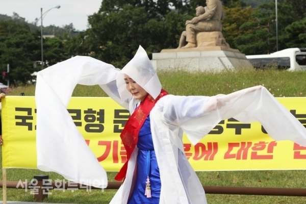 ▲지난 9월 19일 승무 전수교육조교 김묘선 씨의 1차 승무시위가 청와대 분수대 앞에서 열렸다