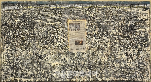 ▲유근택, 어떤땅-뉴욕타임즈, 148X270cm ,Black Ink, White Powder and Tempera on Korean Paper,2019 (사진=대구미술관 제공)
