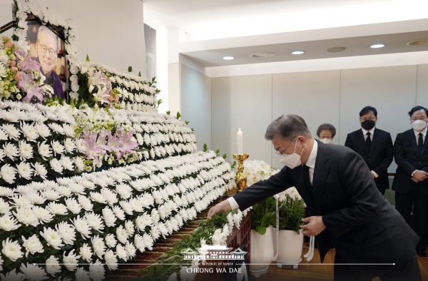 ▲문재인 대통령은 지난 26일 저녁 서울대병원 장례식장에 마련된 故 이어령 초대 문화부 장관의 빈소를 방문해 조문하고 유족들을 위로했다 ⓒ청와대