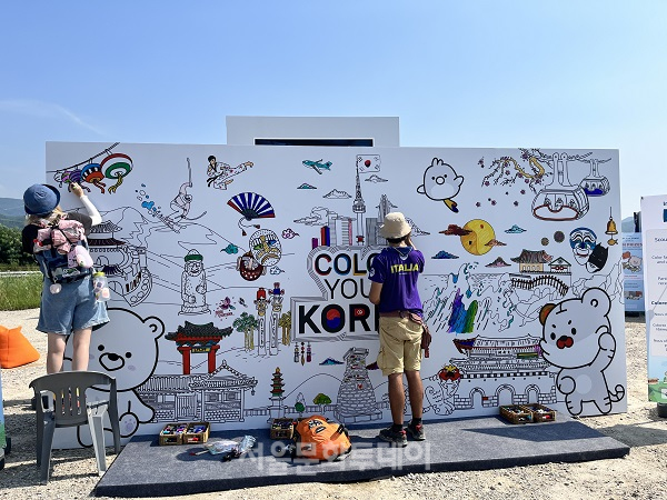 ▲한국관광명소 컬러링월을 색칠하고 있는 잼버리 스카우트 단원들