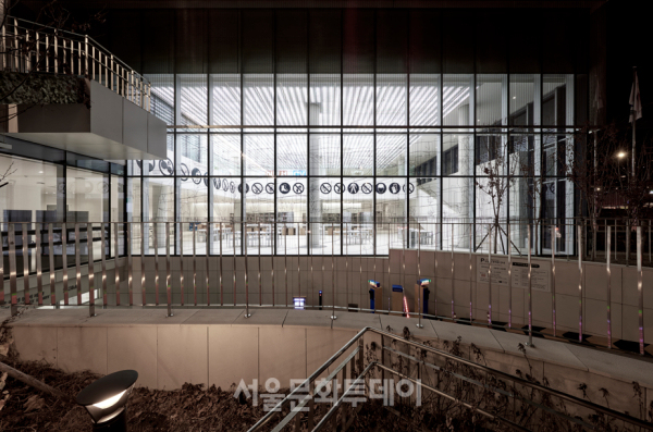 박미나, 〈평창문화로 101〉, 2023, 창문에 종이테이프, 4900x18690cm (사진=서울시립미술관)
