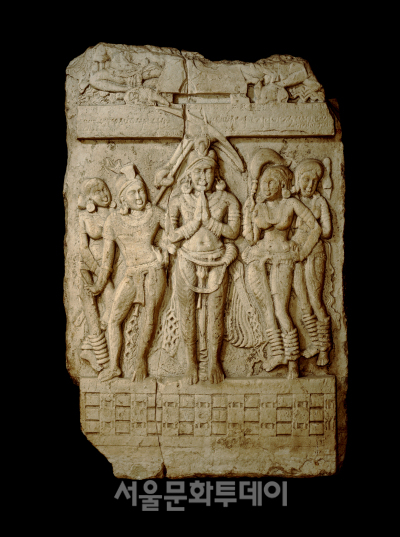 ▲사타바하나의 왕과 그의 시종들, 1세기 후반, 아마라바티, 영국박물관 ©The Trustees of the British Museum