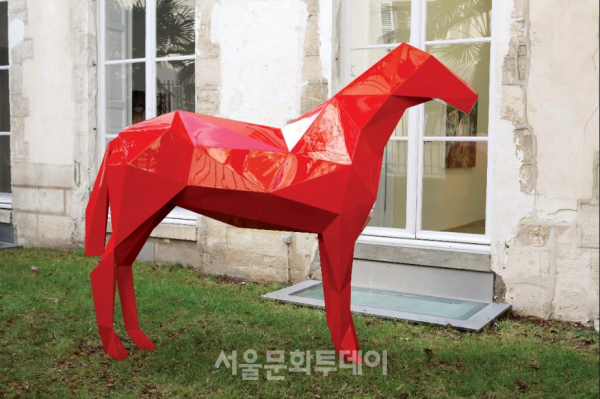 ▲자비에르 베이앙, 〈말〉, 2007, 스틸에 붉은 페인트, 200×260×60㎝, 국립현대미술관 소장 (사진=MMCA)