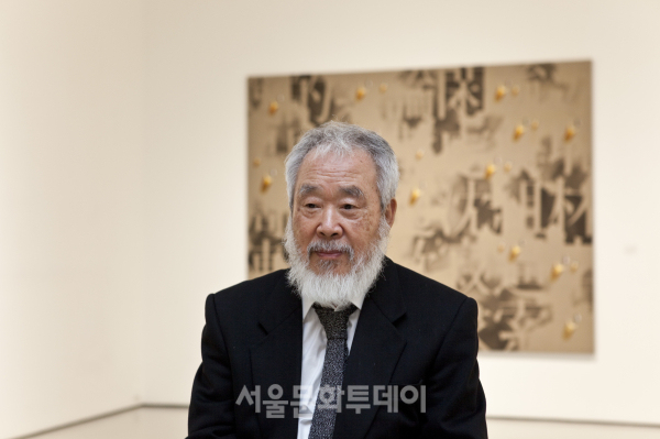 ▲2010년 전시 당시 갤러리현대를 찾았던 김창열 작가. Courtesy of Kim Tschang-Yeul Estate and Gallery Hyundai.